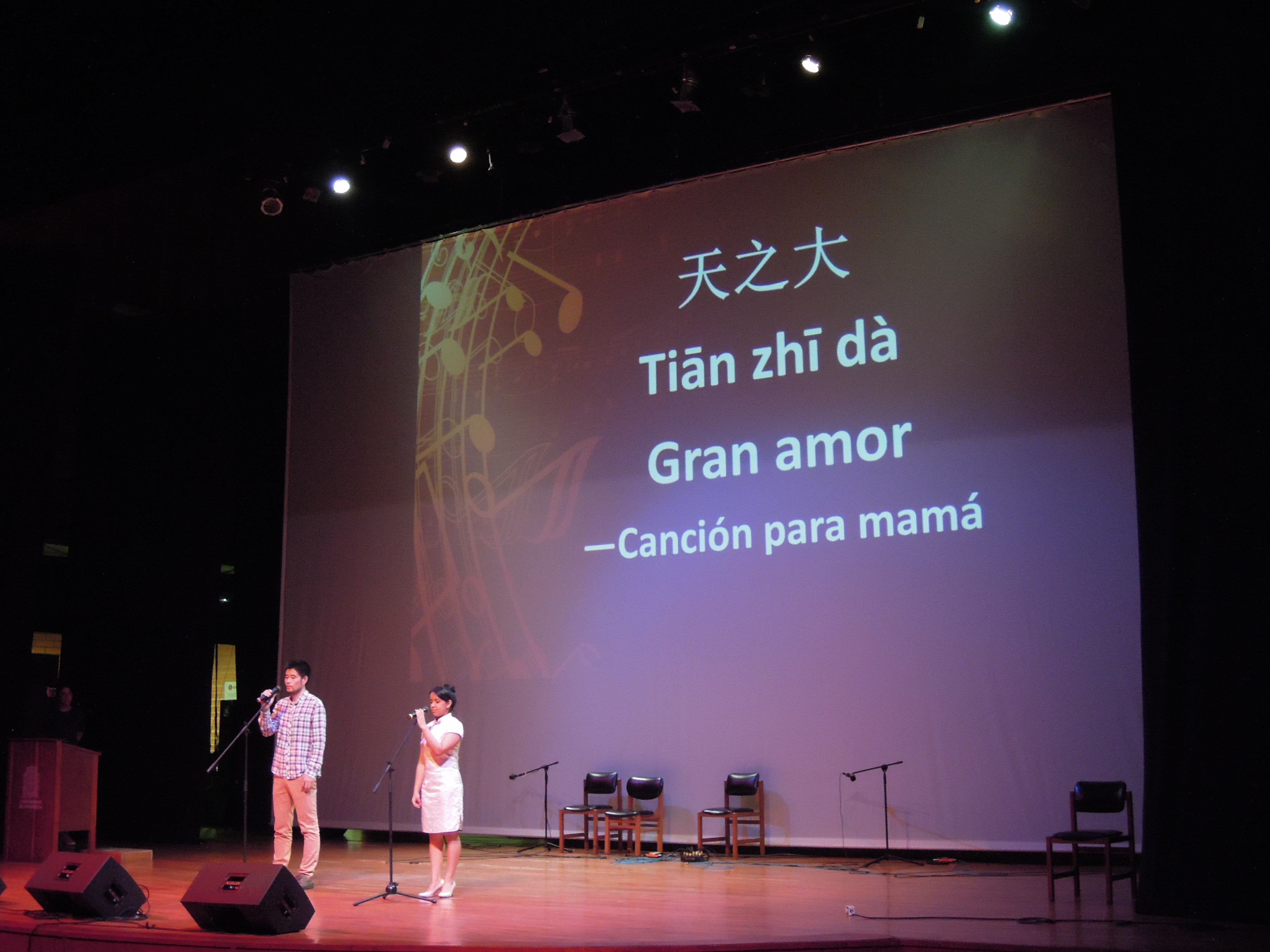 图片2：汉语学生丹妮拉•奥尔特加演唱.JPG